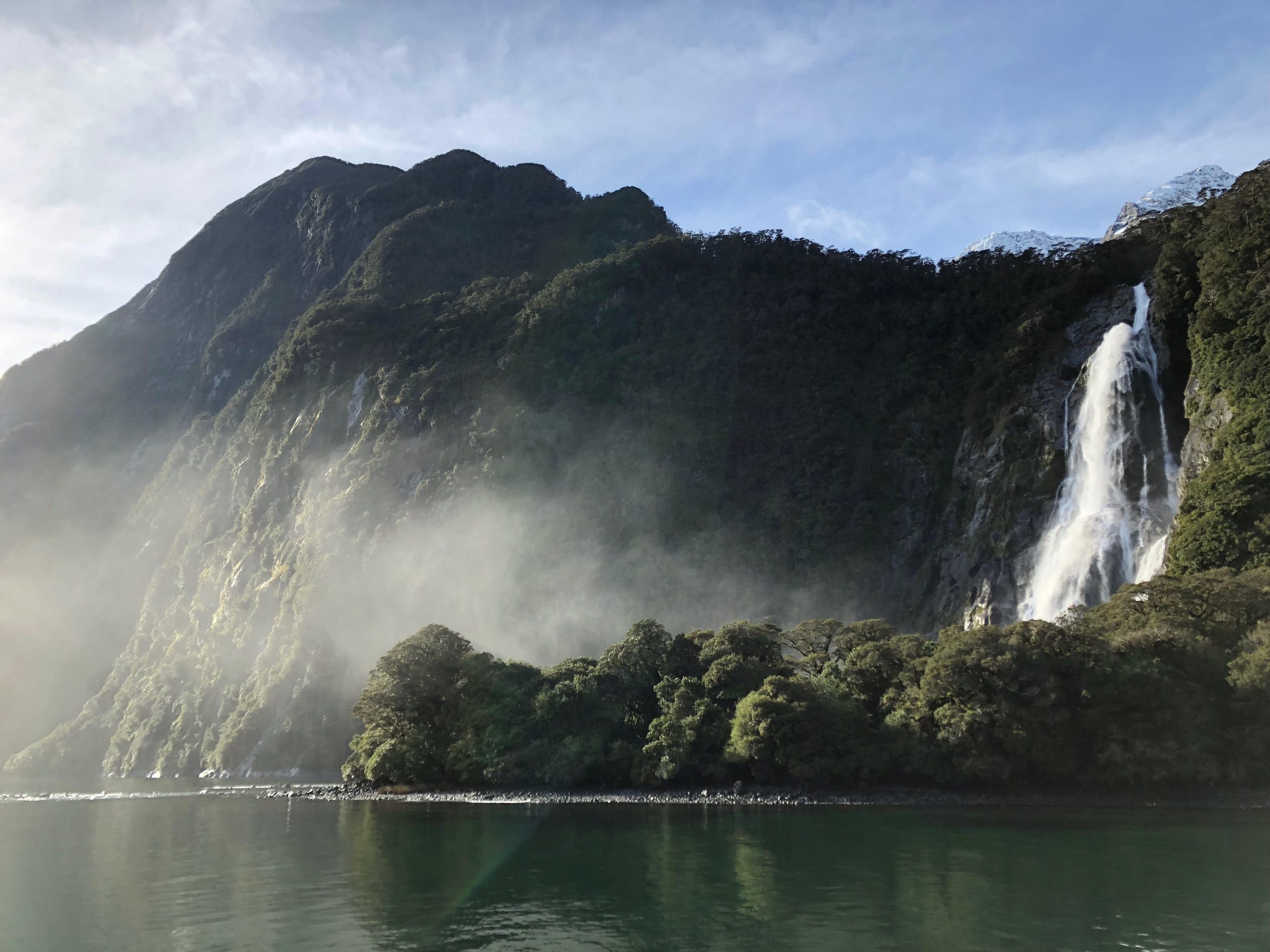 Keindahan yang Megah: Air Terjun Milford, Surga yang Tersembunyi di Selandia Baru