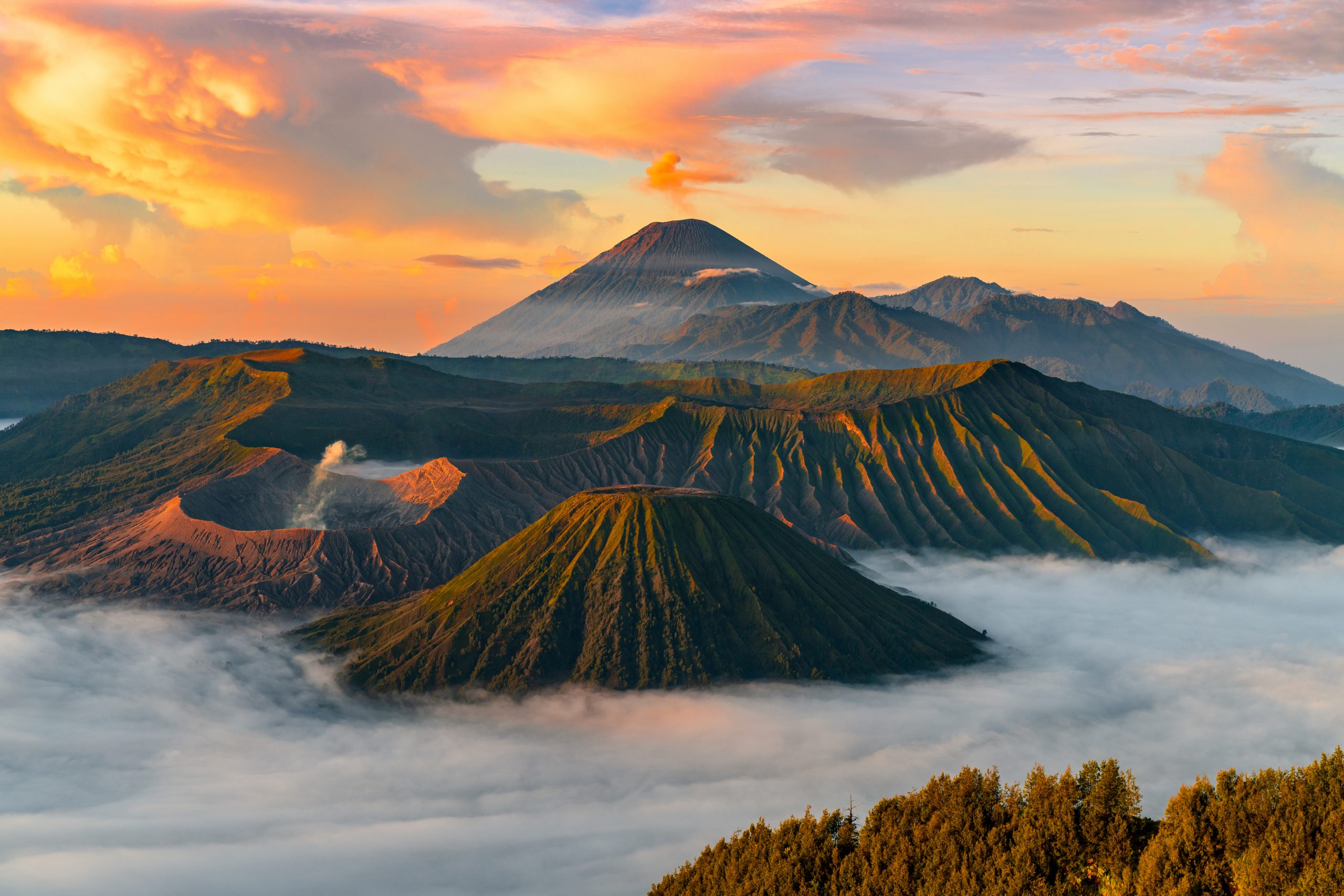 Mengenal Gunung Bromo, Gunung Sakral dengan Pemandangan Sunrise yang Menawan