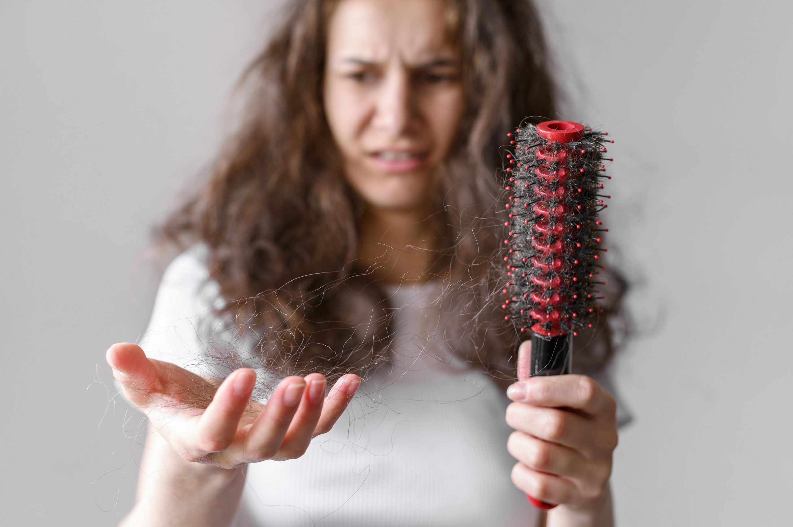 Rambut Rontok Berlebihan, Apa Penyebab dan Solusinya?